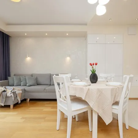 Beautiful With Spacious Terrace By Renters Lägenhet *